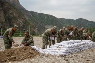 赵探长：陈国豪昨晚承担角色很难改变比赛走向 沙拉木是好榜样